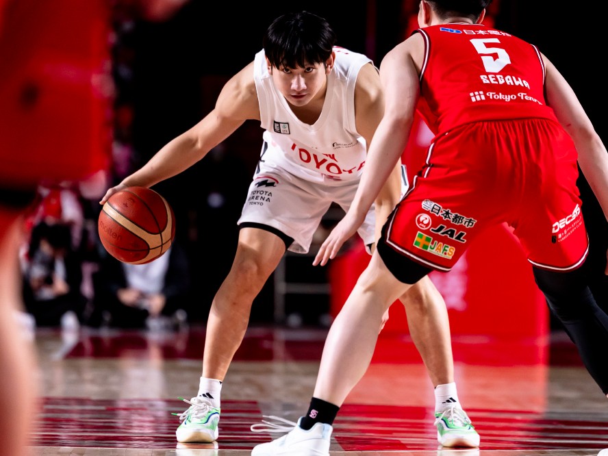 連勝を7に伸ばしたアルバルク東京、ハンドラーを担いプレーの幅を広げる小酒部泰暉「楽しみながらできている」 | バスケットボール総合情報サイト バスケットカウント BASKET COUNT