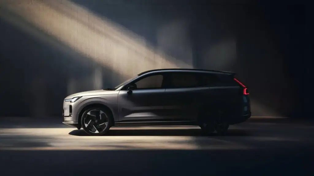 ボルボXC70プラグインハイブリッド 2025年欧州発売、電気走行距離最大180km