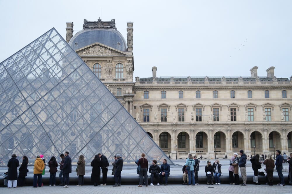 Police in France detain 9 people in  suspected Louvre ticket fraud scheme