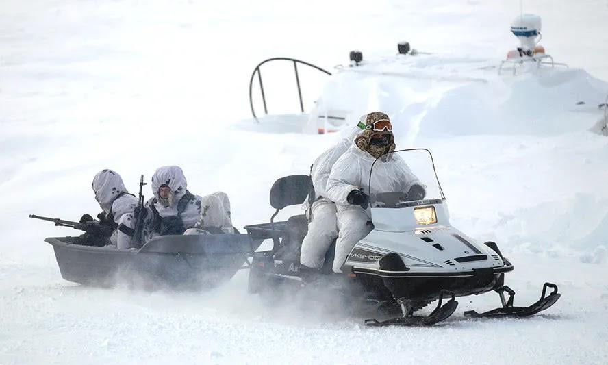ロシアの昼間のスノーモービル襲撃、サーマルドローンと遭遇、虐殺に終わる
