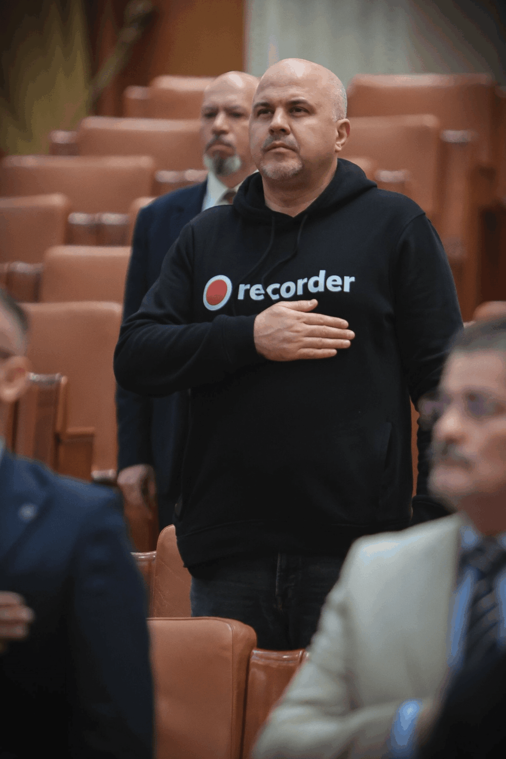 エマヌエル・ウングレアヌ副議員（USR）、今会期の議会の最初の会議にレコーダースウェットシャツを着て出席