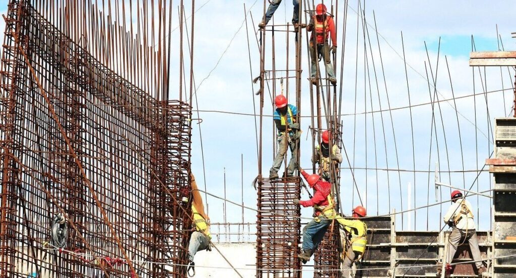 ルーマニア移民労働者はどのように搾取されているのか / バングラデシュ人労働者：「彼らは私たちに、半日しか休みがなく、週7日、1日12時間以上働かなければならないと言った」