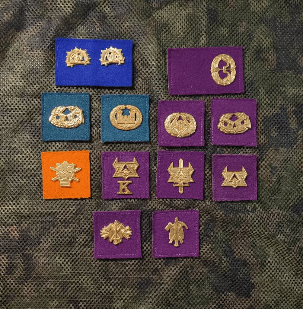 フィンランド国防軍の軍事部隊パッチのコレクション