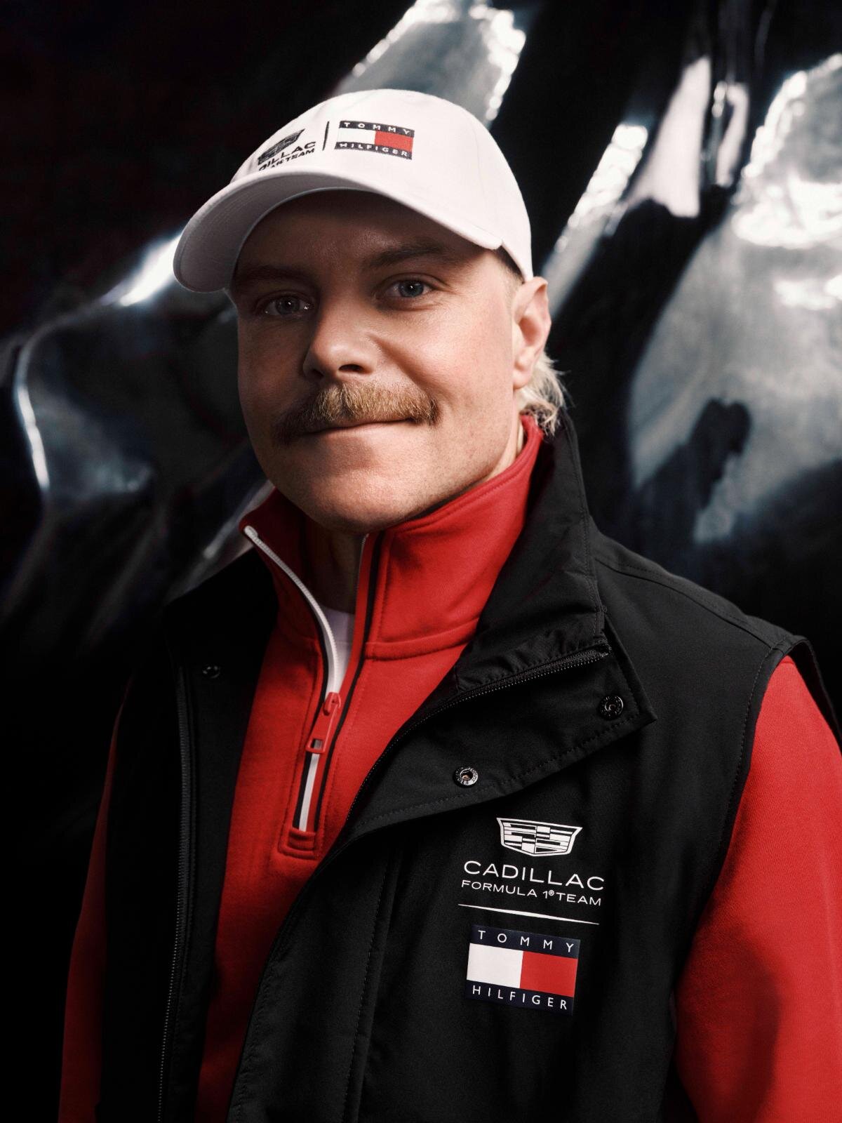 トミー ヒルフィガー×米国F1チーム“ユニフォーム風”Tシャツや筆記体ロゴ入りフーディー｜写真4