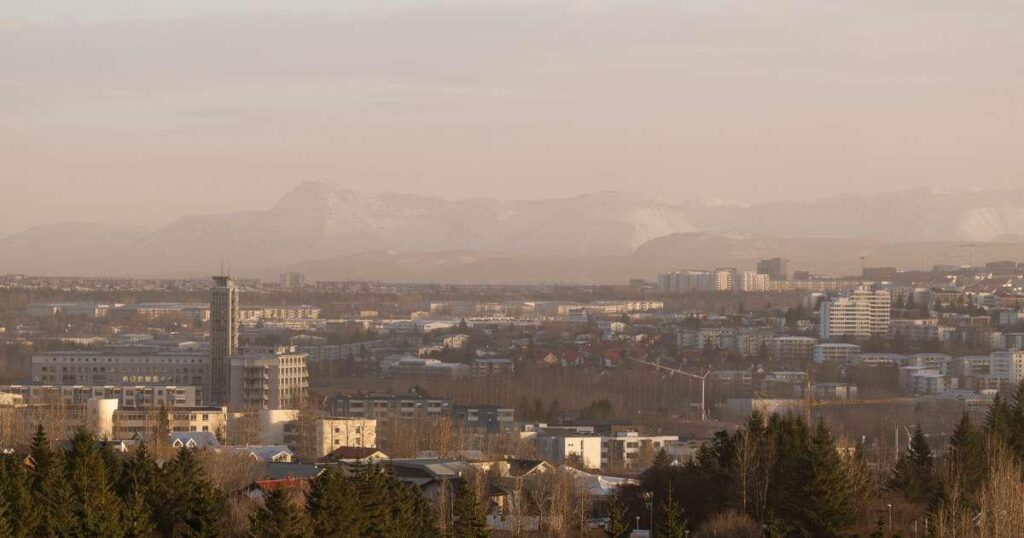 スタッドに停まった車は20～40倍の速さで道路を引き裂く