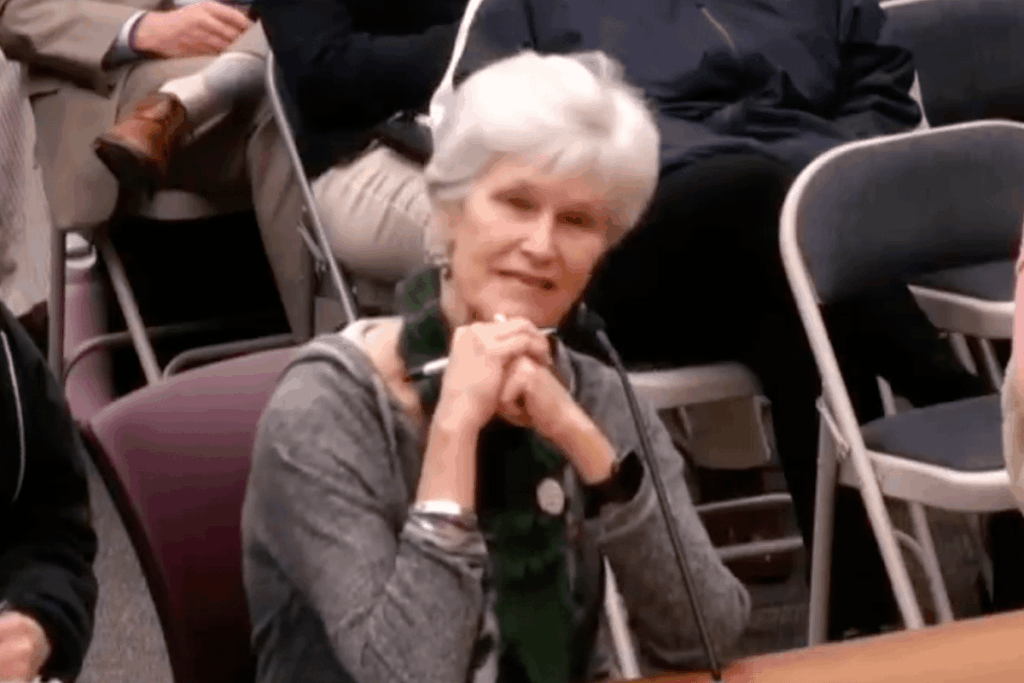 保護者が高校のターニングポイントUSAイベントに懸念を表明したため、児童保護サービスに電話