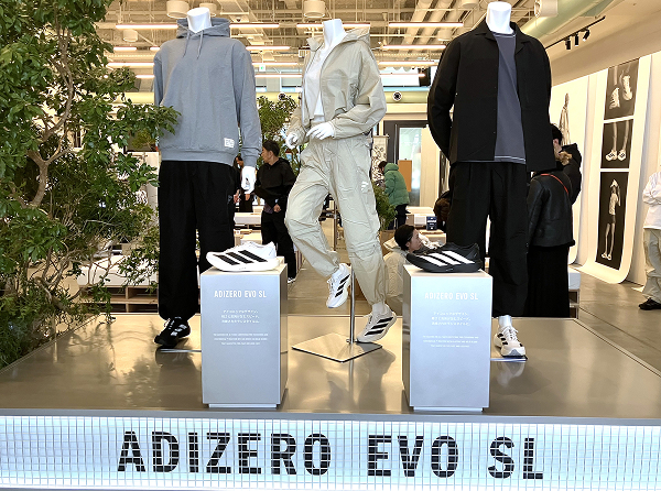 会場に展示されたウエアとシューズのコーディネート例