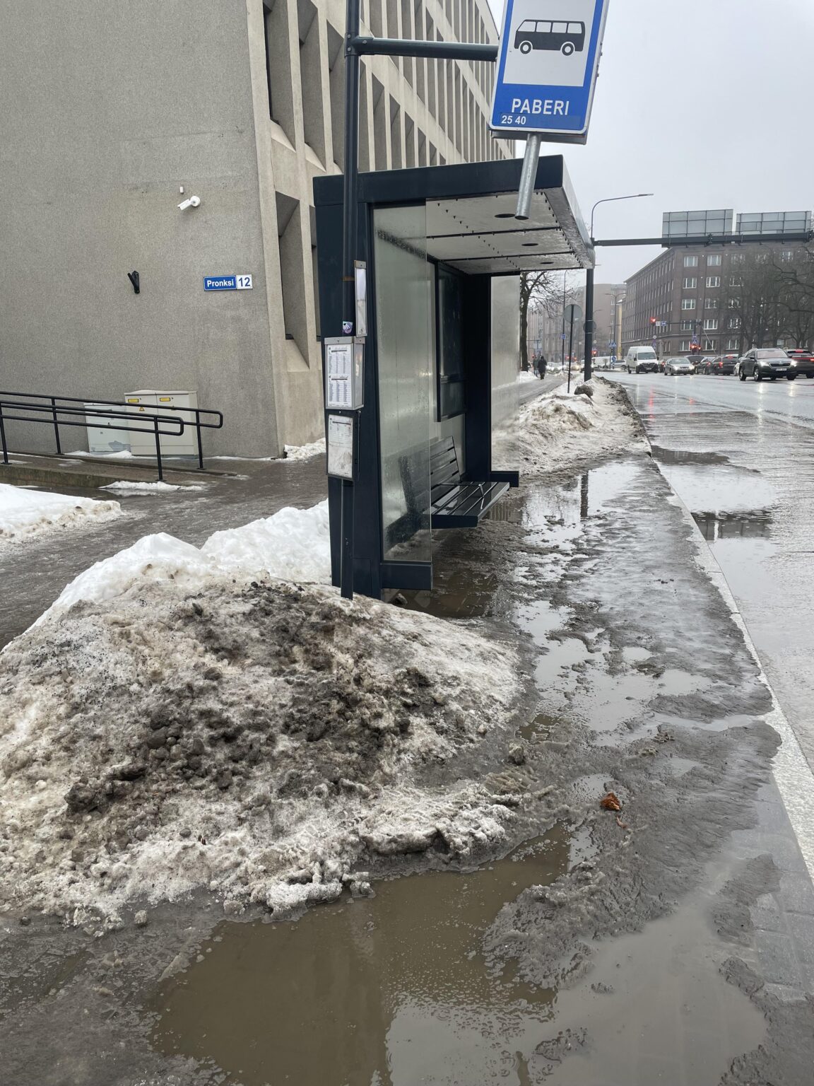 なぜ私たちのバス停はこのようにしなければならないのですか？