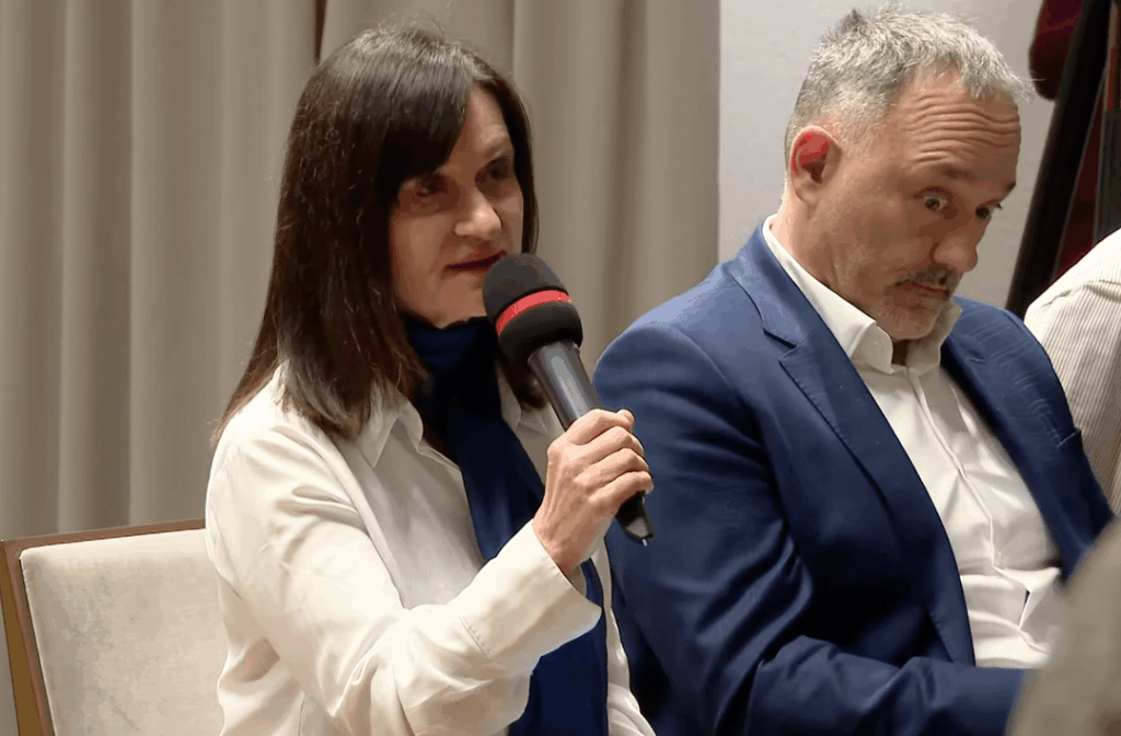 隣に座っている宣伝担当者が尋ねると頭が混乱する