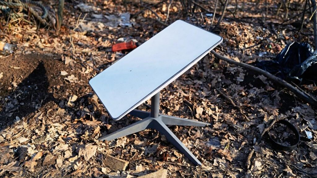 ウクライナ駐留のロシア軍、マスク氏のスターリンク制限を打破すべくスクランブル発進。無許可のスターリンク端末を切断するというスペースXの突然の動きは、ロシアの戦争計画に大混乱をもたらしており、解決策は見当たらない。