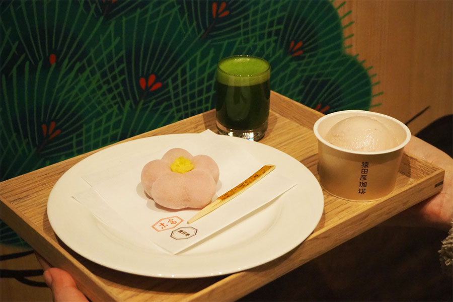 京都店ならではの京菓子司「末富」の和菓子（イートインのみ）、京都の茶商「柳桜園茶舗」の抹茶を使った数量限定「抹茶ショット」（800円）、「アイスクリーム」（550円）（Lmaga.jp撮影）