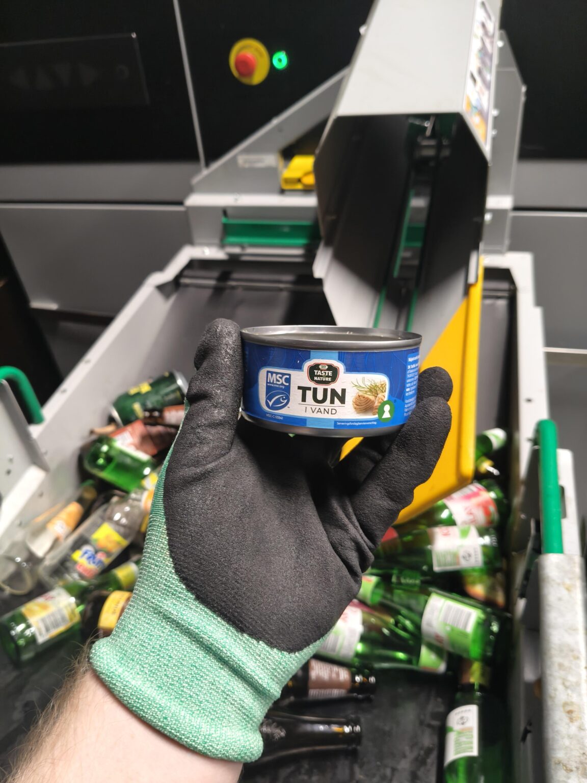 ボトルディスペンサーがなぜいつも壊れるのかいつも疑問に思っている人へ: 親切なお客様がボトルディスペンサーにツナ缶を投げ込みました