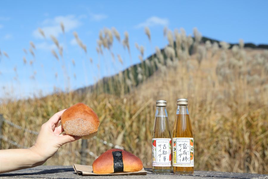 曽爾高原のベンチと椅子の休憩スポットで、絶景見ながらの小休憩。くりぱん（370円）、「古都華サイダー」「富有柿サイダー」（各250円）