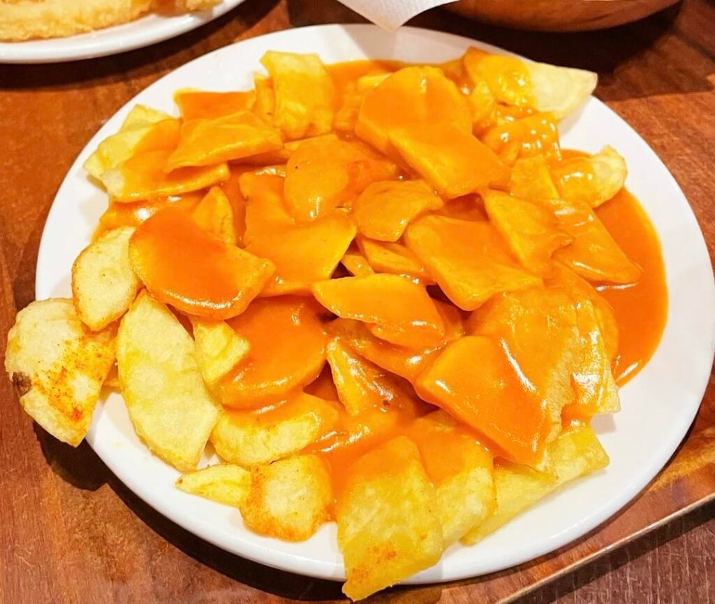 スペインでどのバーが最高の PATATAS BRAVAS を提供するかを調べるための Web サイトが完成しました (Bravia)