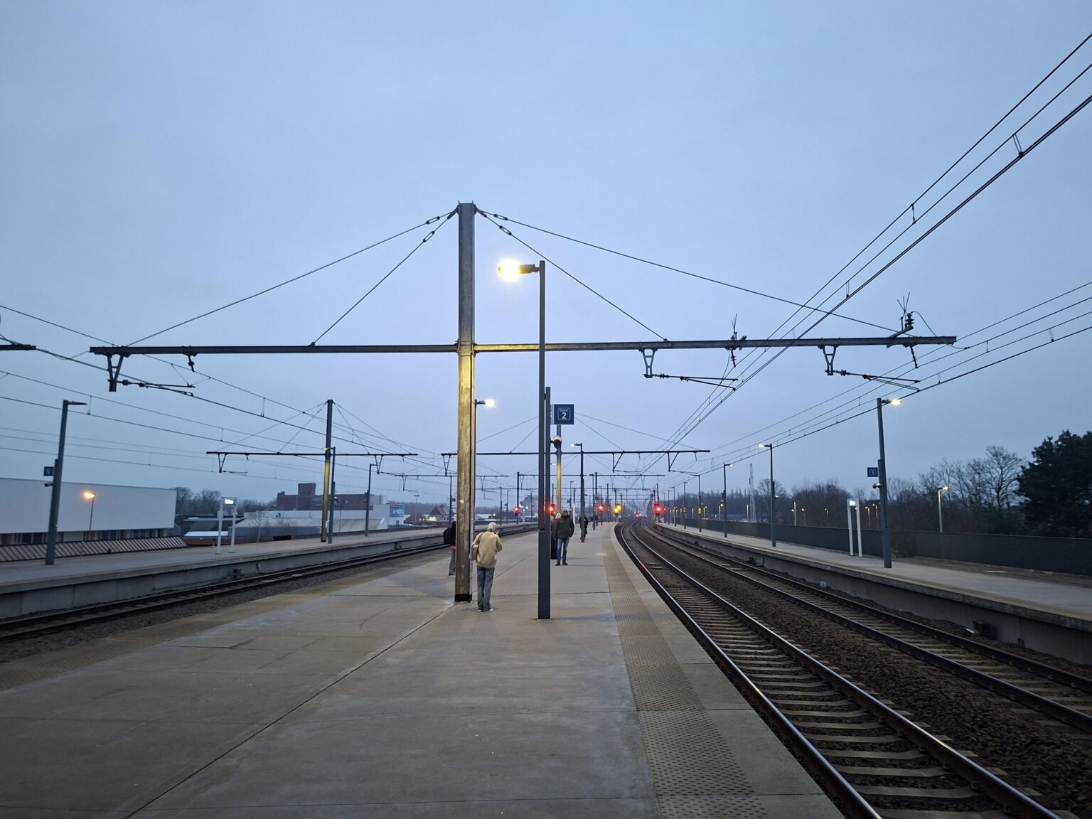 同胞の皆さん、おはようございます！光が来ています！ベルギーの皆さん、おはようございます、光が戻ってきました！ボンジュール・メ・シェールの同胞たち、ラ・リュミエールが到着！