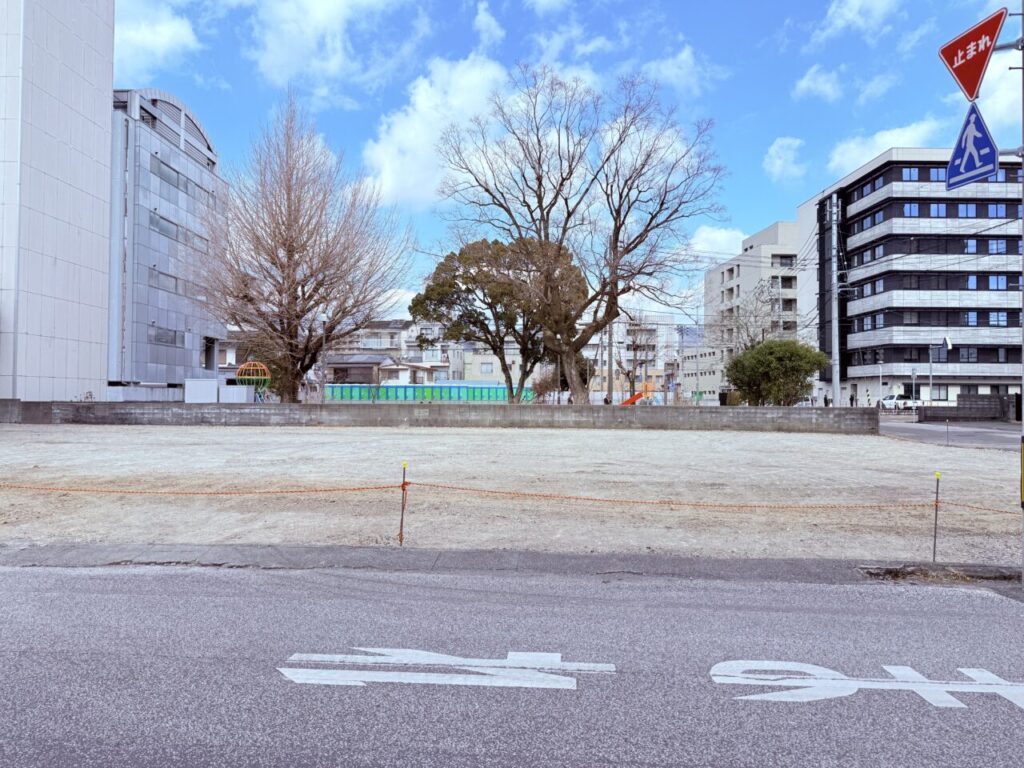 【高知市】升形の駐車場「タイムズ高知城ミナミ」がいつの間にか営業終了。更地になっていました。 | 号外NET 高知市