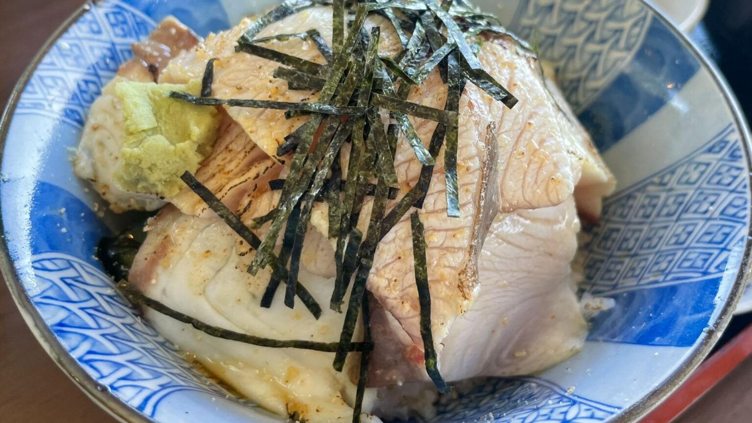 これは旨いぞ！鳴門海峡大橋を望む絶景食堂の「鯛とブリの炙り丼」が想像以上だった（旅人間） - エキスパート - Yahoo!ニュース