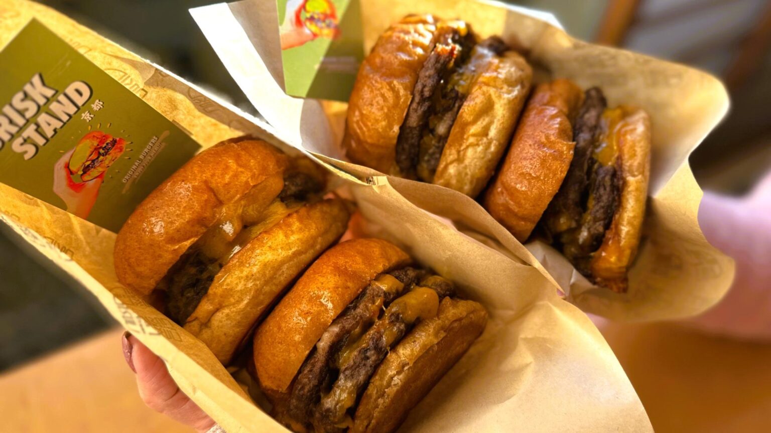 【2025年日本一】八坂神社すぐ「BRISK STAND KYOTO」の名物バーガー“切ったやつ”(くろにゃん) – エキスパート 【2025年日本一】八坂神社すぐ「BRISK STAND KYOTO」の名物バーガー“切ったやつ”(くろにゃん) - エキスパート