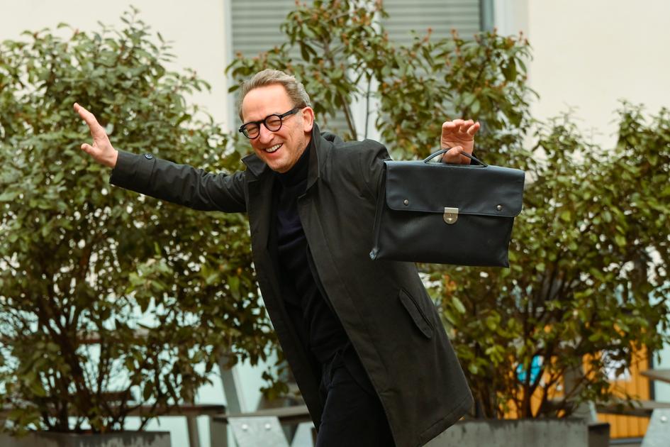 首相のオランダ語に読者の反応「恥ずかしい」