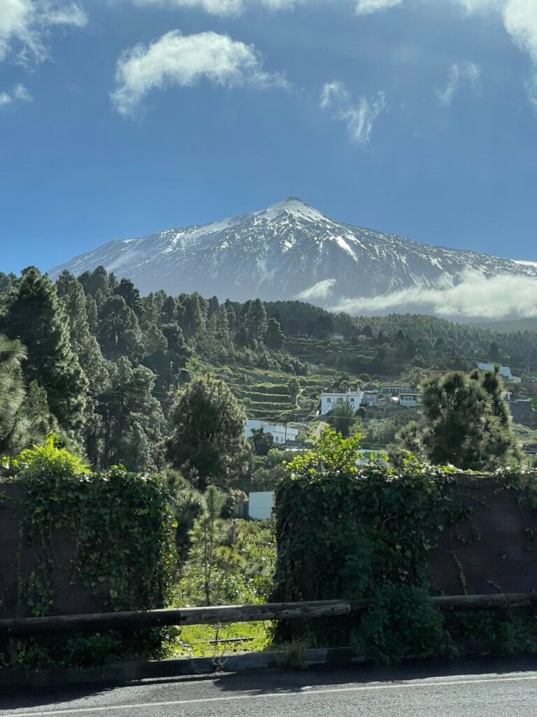 今日、テネリフェ島でテイデ山がどれほどはっきりと見えるかを見てください。