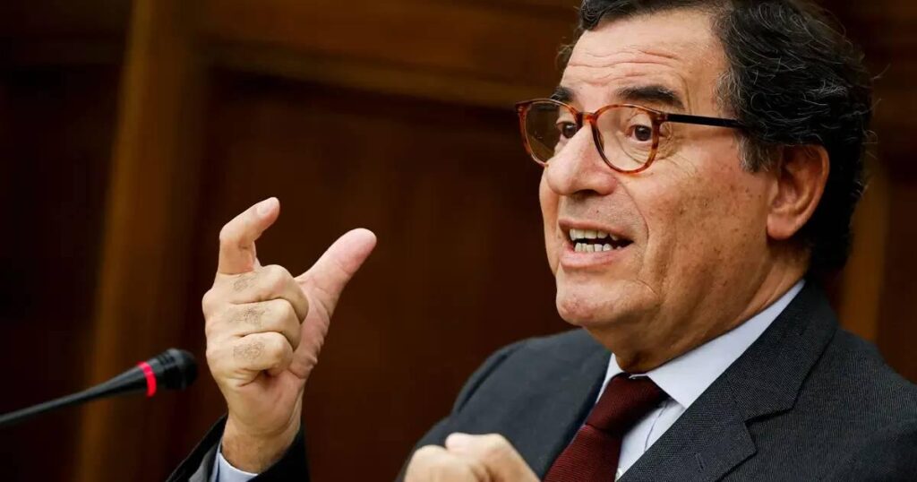 経済大臣、うつ病クリスティン患者は支援が届くまで「先月の給料」を使うべきだと発言