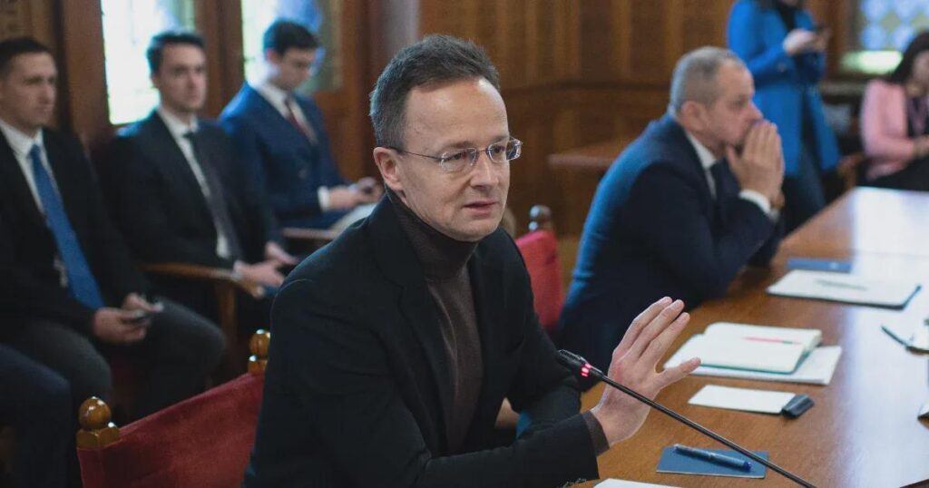 ペテル・マジャルによれば、ペテル・シヤルトはゴドの電池工場で何が起こったかをすべて知っていたため、直ちに立ち去るべきであるという。