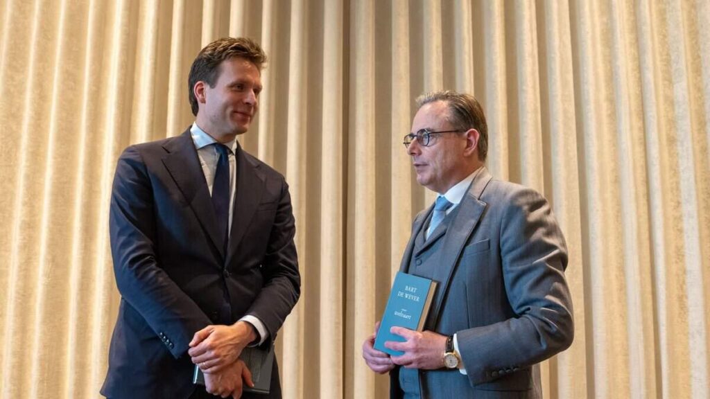 デ・ウェバー首相はベネルクス三国の統一を望んでおり、著書「我が国の福祉国家は崩壊の危機に瀕している」のプレゼンテーション中に驚くべき層からの支持を得た。