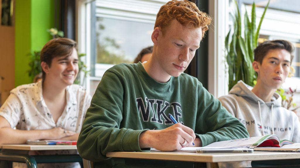 国務長官、使い捨て教科書の出版社に介入すると脅す