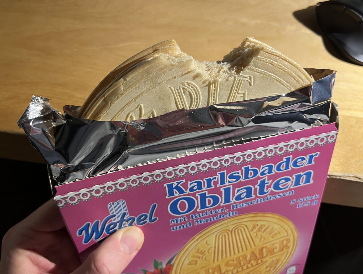 これがアメリカにもあったらいいのにと思います。最初の一口ほど素晴らしいものはありません。カリカリ、少し甘くてナッツのような味わい（カールスバーダー・オブラーテン）