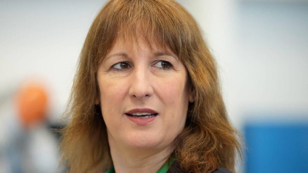 英国人のほぼ半数が政府が学生ローンの少なくとも一部を帳消しにすることを支持