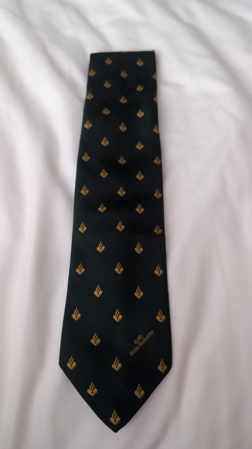 カナダのリサイクルショップでこのネクタイを見つけて、素敵なネクタイだと思いました。どうやらKLPDからのもののようです。写真がまったく見つかりません。誰かそれについて何か知っていますか？