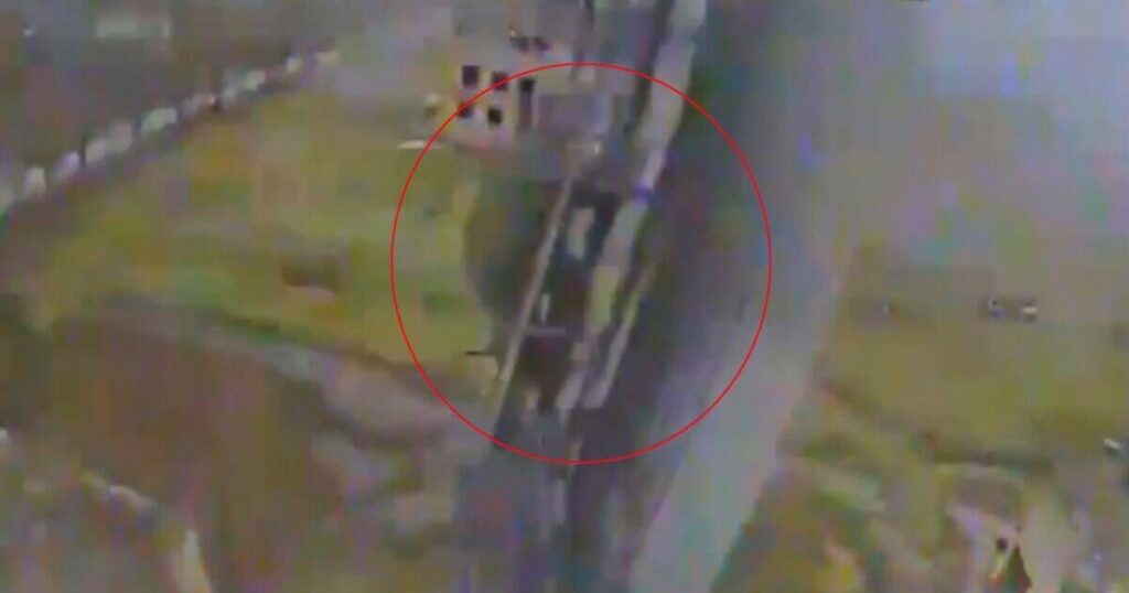 劇的な瞬間 ロシア兵、マスト高80フィートのウクライナ殺人ドローンに待ち伏せされる