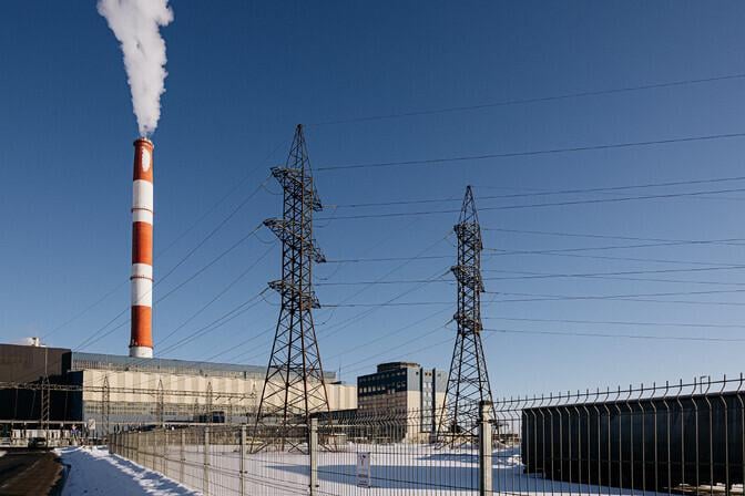 反対派によると、消費者は高い電力料金を補償されるべきである