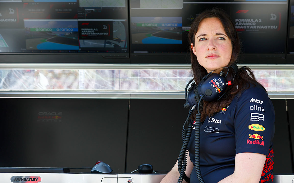 レッドブルのピットウォールに座るプリンシパル・ストラテジー・エンジニアを務めるハンナ・シュミッツ、2022年7月29日F1ハンガリーGP