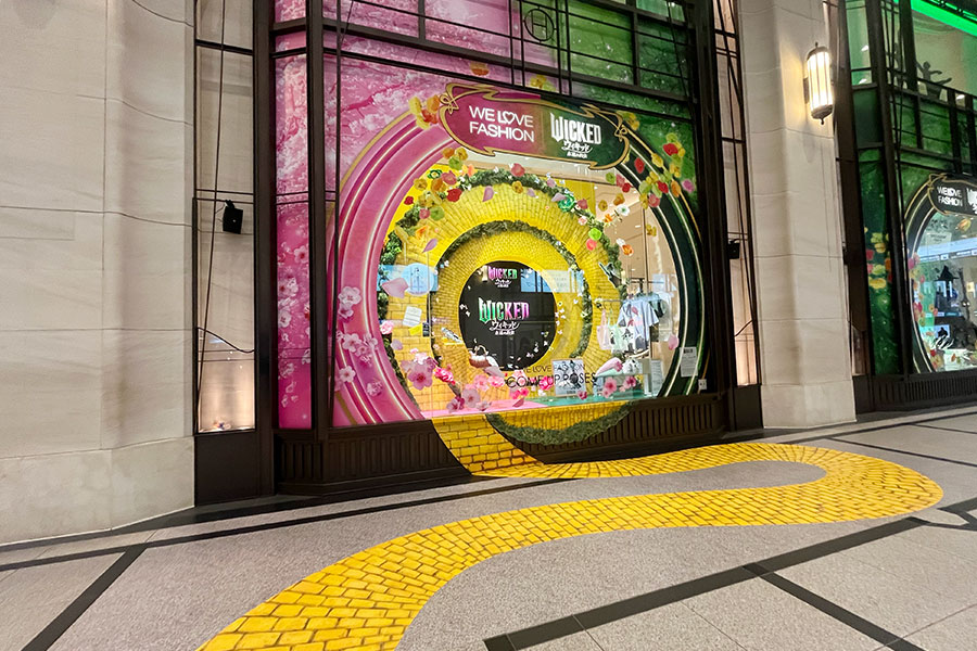 百貨店「阪急うめだ本店」のコンコースウインドー（2月18日 Lmaga.jp撮影）