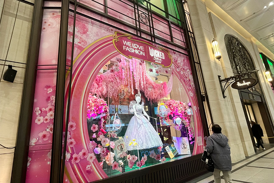 百貨店「阪急うめだ本店」のコンコースウインドー（2月18日 Lmaga.jp撮影）