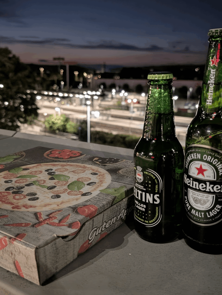 ドイツの「フェイエラベント」スターター パック: ピザ、ビール、線路の眺め [OC]