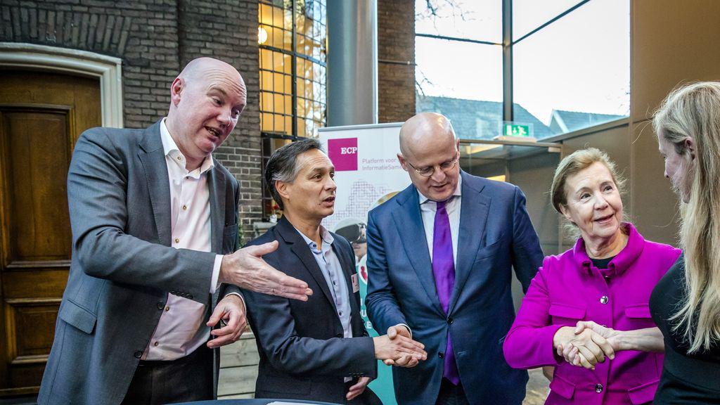 財団への何百万もの納税者のお金も、自らの取締役が経営する会社に流れ込む