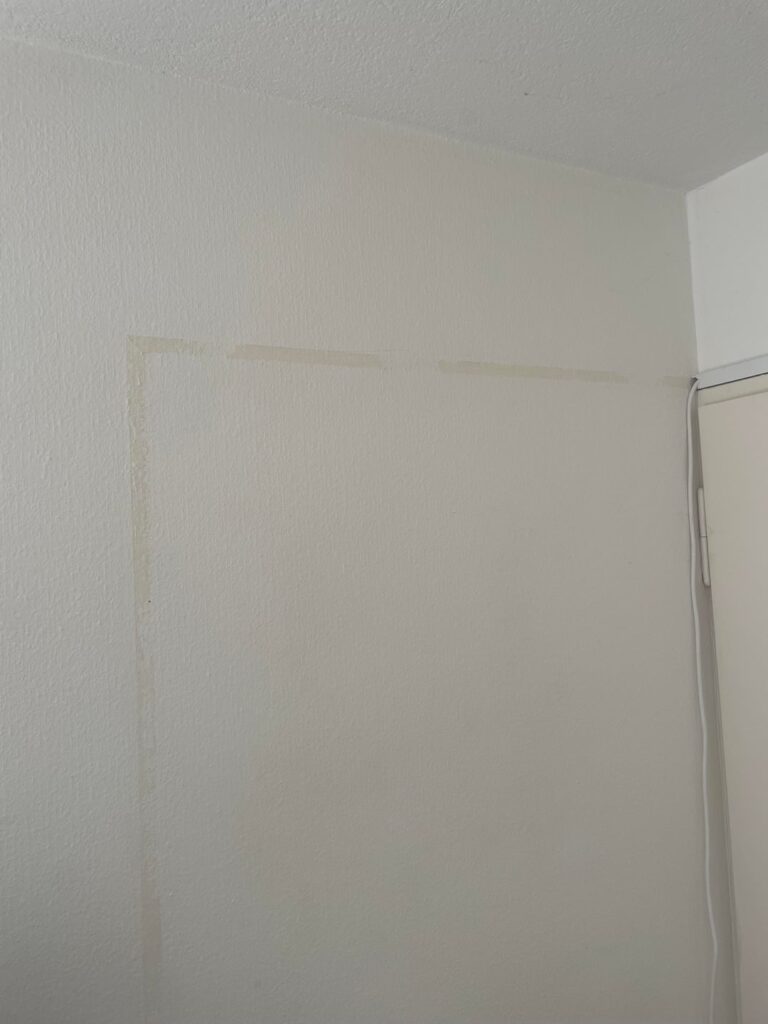 壁の接着剤の残留物とアパートの引き渡し