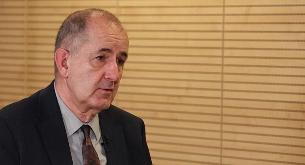 プレンコビッチはトンプソンをコントロールしていることを示した