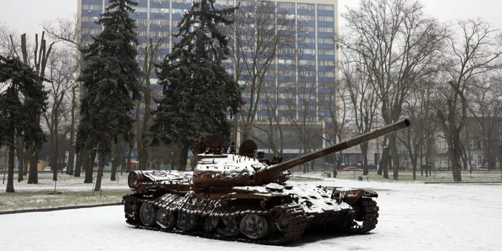 プーチン大統領の対ウクライナ戦争が将来の生産能力を破壊する中、ロシア経済は生き残るために自らの体力を消耗している