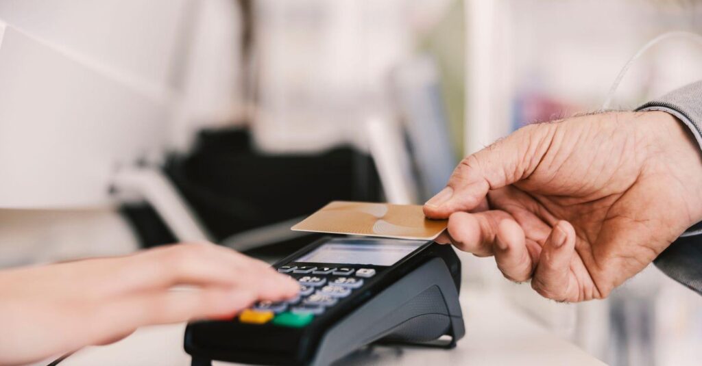 AI は脱税や不正行為と闘うために POS や領収書も読み取ります: 統合データベースを分析して制御をターゲットにしますが、決定するのは人間になります