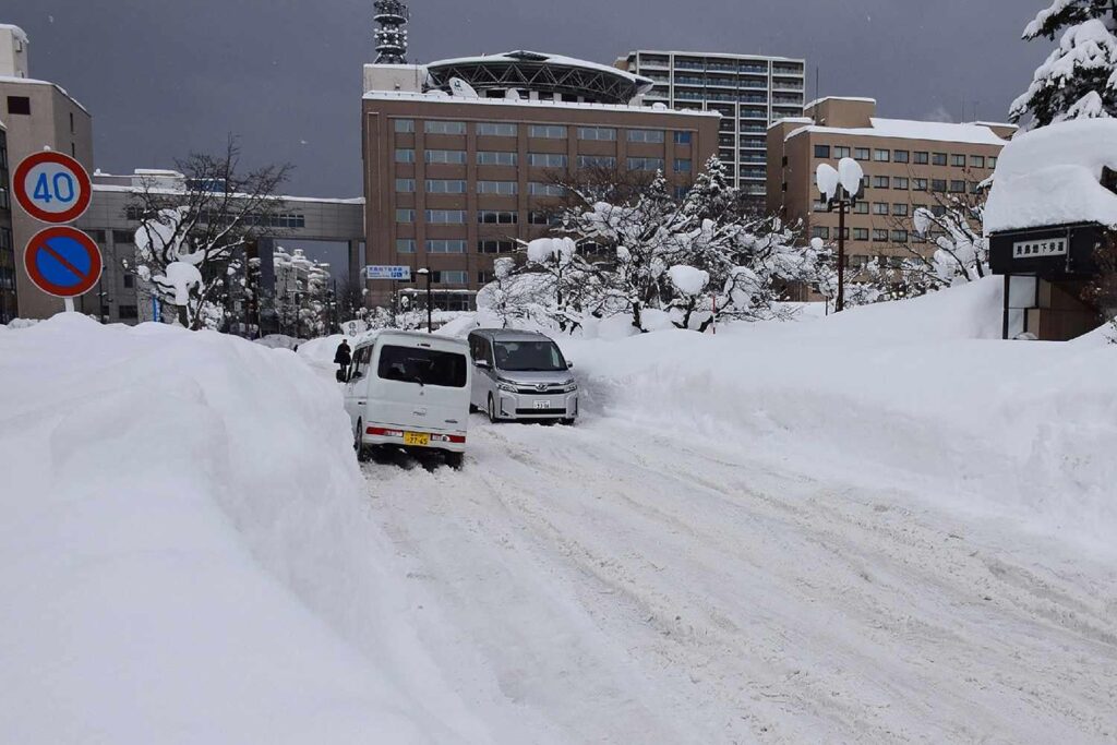 6.5フィートの雪が日本を襲い、少なくとも35人が死亡、ほぼ400人が負傷、当局は雪崩の差し迫りを警告