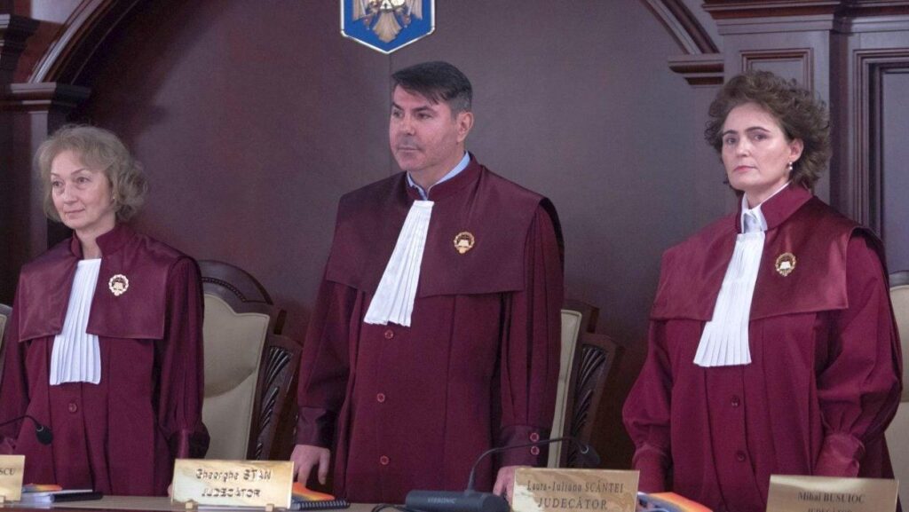 CCR判事のゲオルゲ・スタン氏は、判事の年金に関する裁判所の判決前に子供を育てるために育児休暇に入った