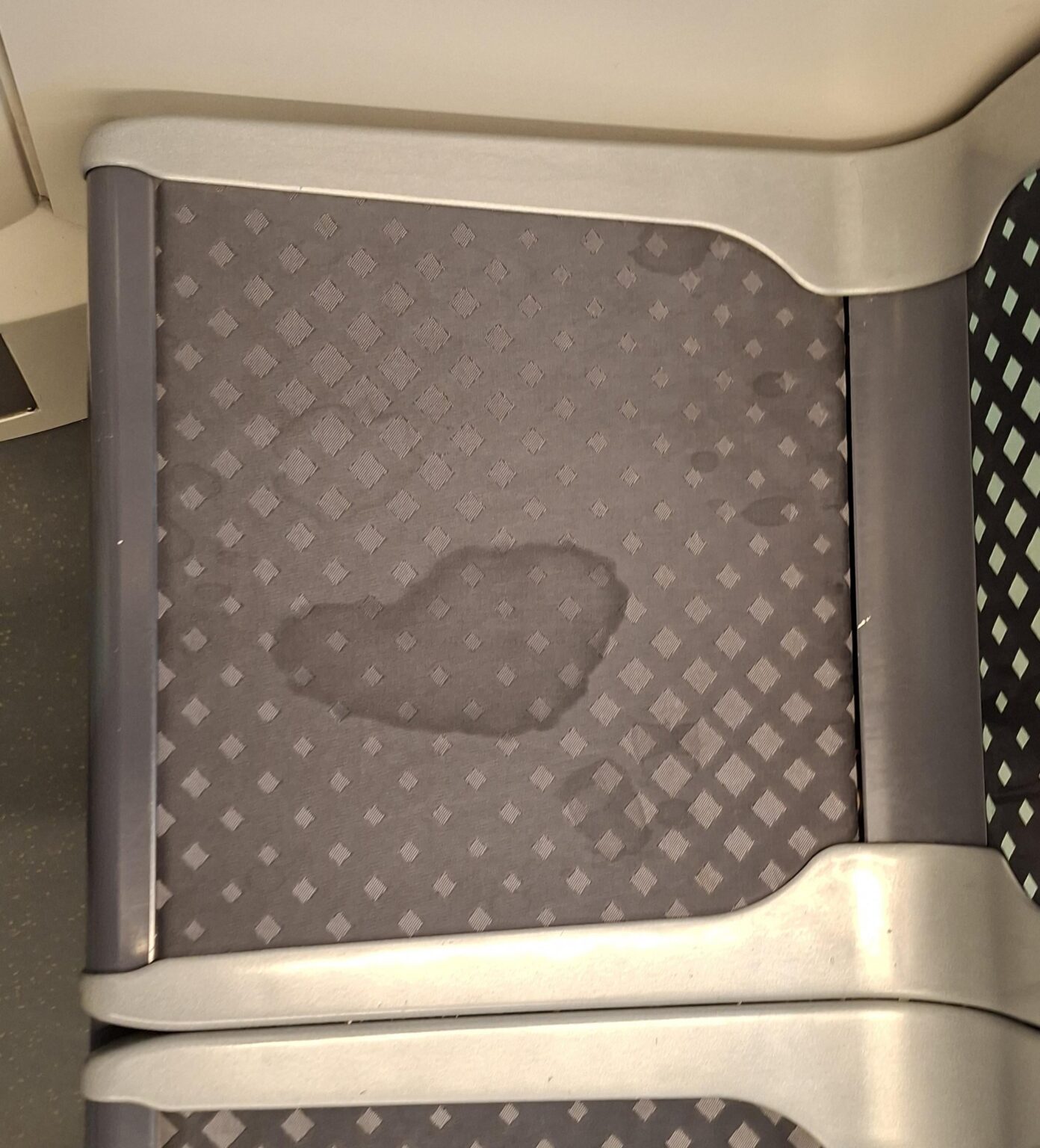 そこに座っていただけますか？