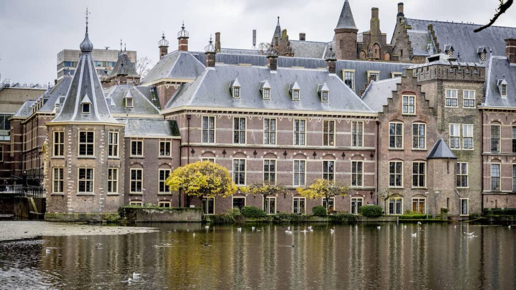 近年、非常に多くの政治家が辞めたため、余剰人員手当は5倍に増加しました