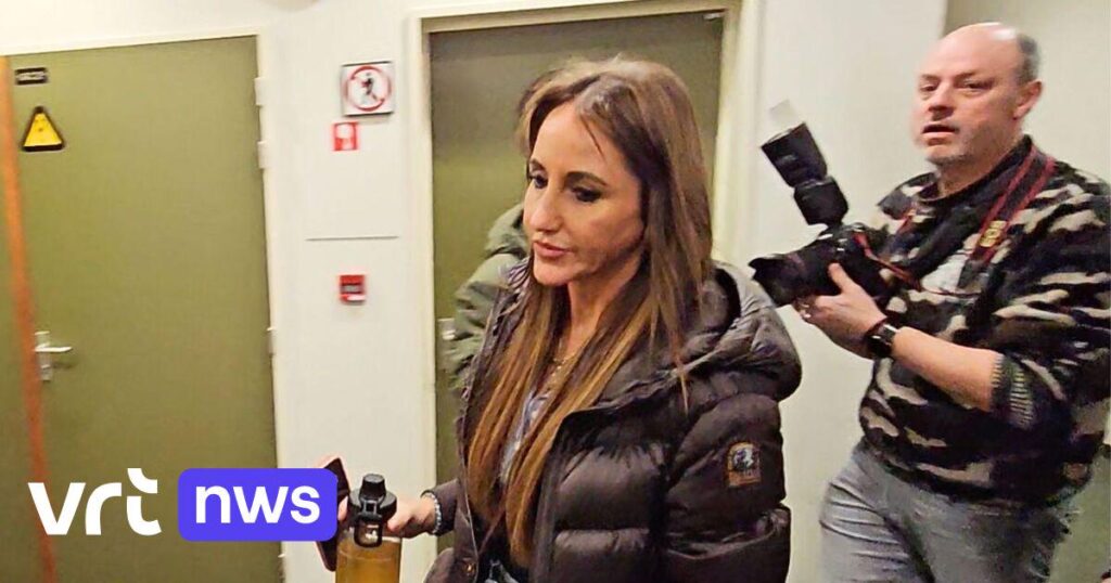 「彼女は注目を浴びて社会的に完全に破壊されています。銀行口座を開くことさえできません。」