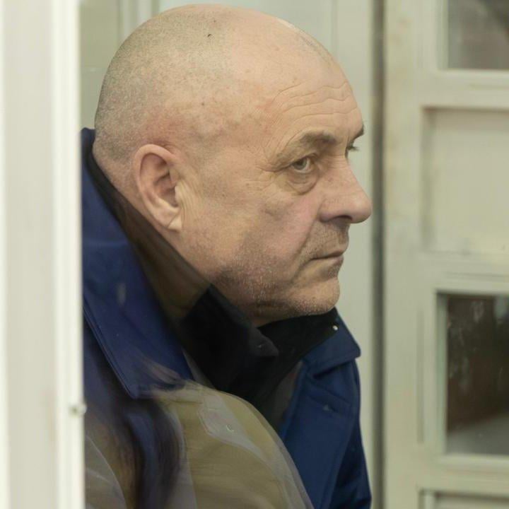 ウクライナ人捕虜グループの処刑を撮影されたロシアの戦犯で占領者のウラジーミル・イワノフは自白し、終身刑を言い渡された。命令に従っただけだと弁護した。