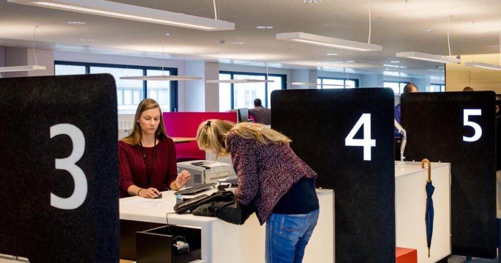 UWVは自治体から給付金を受け取っている人のパスポート写真を要求するが、これは許可されていない：「法律は意図的に無視され、違反されている」