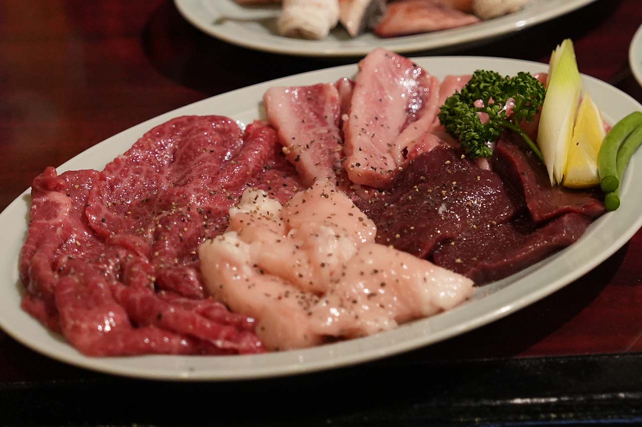 栃木発・昭和の”町焼肉”が沖縄へ初上陸！タイムスリップ焼肉『焼肉・スタミナ料理 あきた苑』（那覇市）